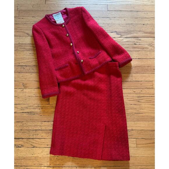 Chanel Vintage Tweed Wool Red Skirt Suit Set FR 40 US 8 Gold Lion Buttons - Picture 1 of 15